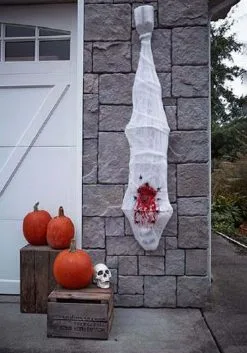 Infested Corpse With Spider Nest Decoration